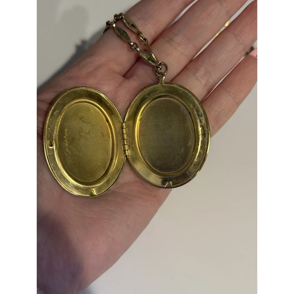Vintage Gold Tone Oval Locket Necklace Floral Etched Photo Pendant 14
